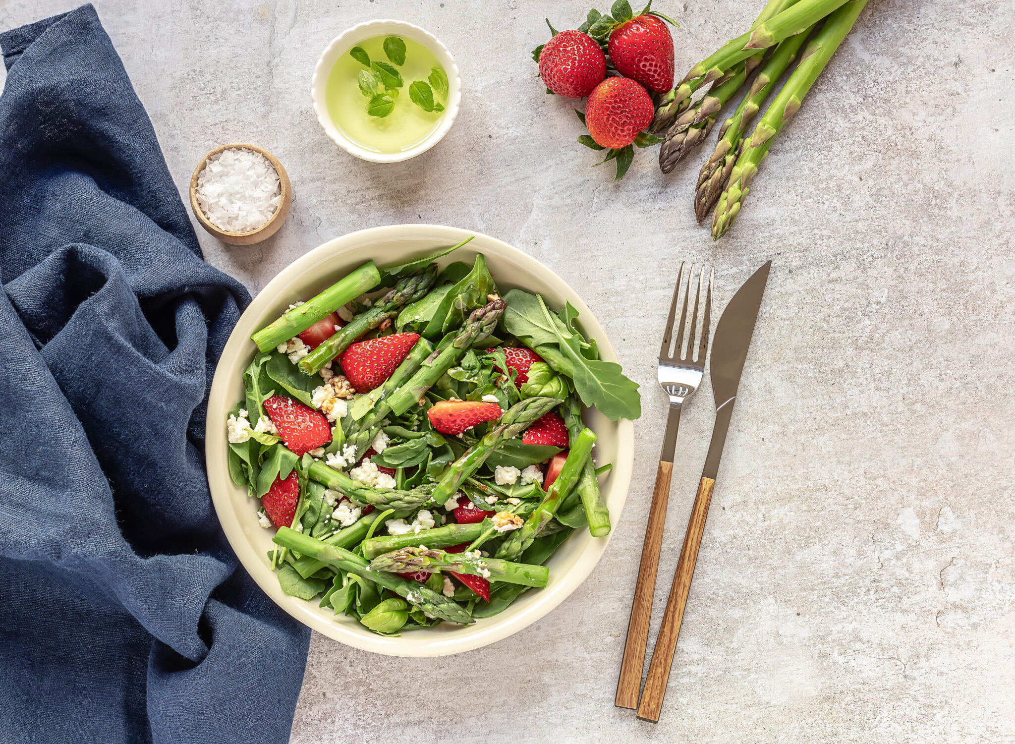 Alle Meta-Typen: Grüner Spargelsalat verfeinert mit Erdbeeren und ...